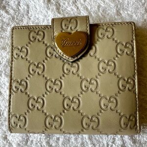 Women’s Gucci heart wallet